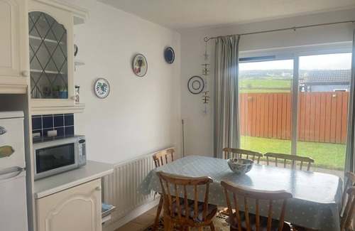 Bushmills Casa | Cosy coastal bungalow in Portballintrae. Five minute drive to portrush.