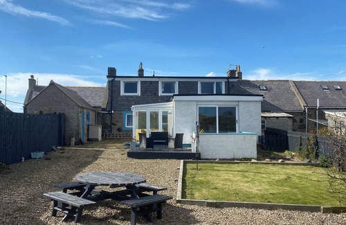 Portsoy Casa | Cosy coastal cottage in Portsoy, Scotland with beautiful sea views