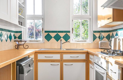 Squirrel's Heath Casa | Cosy & Comfortable Family Home in Romford| Pass The Keys