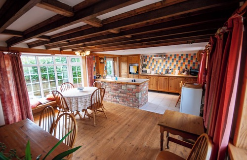 Merstone Cabaña | Cosy converted barn in rural location with views of the surrounding countryside.