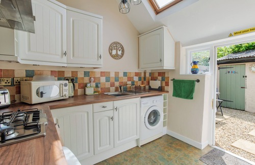 Malmesbury Cabaña | Cosy cottage a short walk from coffee shop, cafes, shops, pubs and restaurants