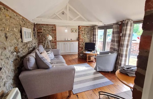 Holt Cabaña | Cosy Cottage Daisy Lodge - Traditional and close to Holt + the coast