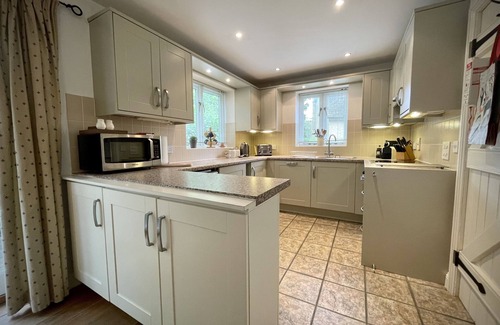 Laverton Cabaña | Cosy cottage for family fun with log-burner, spa, private parking, EV & pools