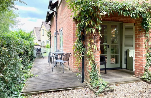 Laverton Cabaña | Cosy cottage for family fun with log-burner, spa, private parking, EV & pools