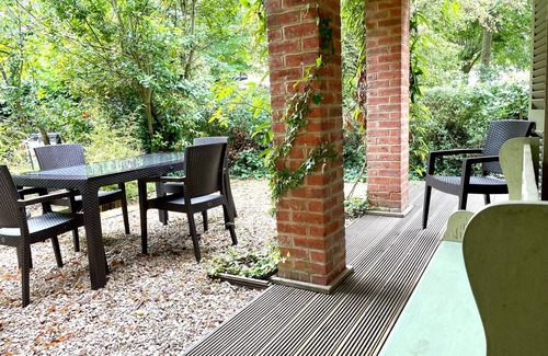 Laverton Cabaña | Cosy cottage for family fun with log-burner, spa, private parking, EV & pools