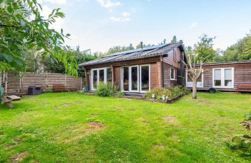 Wingene Chalet De Esquí | Cosy cottage in a wooded area