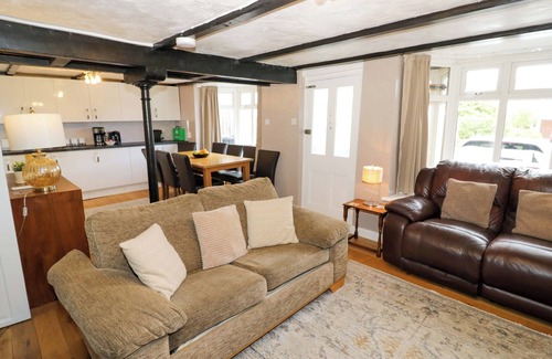 Harvington Cabaña | COSY COTTAGE IN HARVINGTON, pet friendly in Harvington