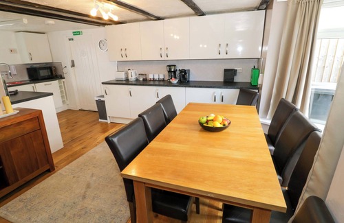 Harvington Cabaña | COSY COTTAGE IN HARVINGTON, pet friendly in Harvington