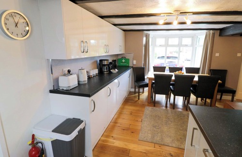 Harvington Cabaña | COSY COTTAGE IN HARVINGTON, pet friendly in Harvington