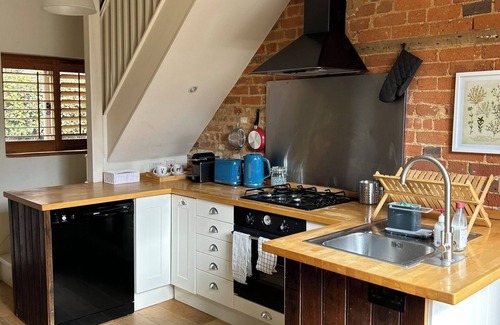 Odiham Cabaña | Cosy cottage in rural village just outside London