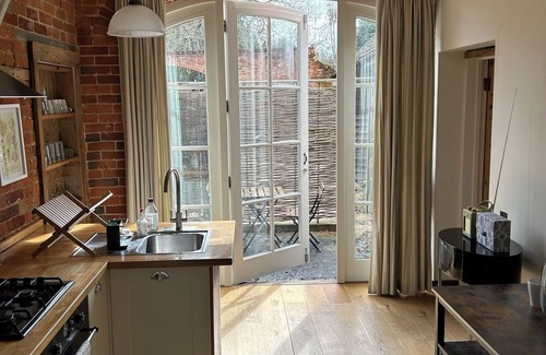 Odiham Cabaña | Cosy cottage in rural village just outside London