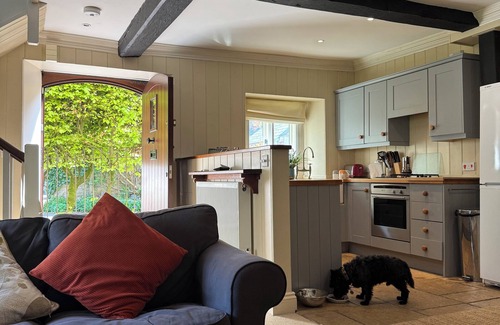 Malmesbury Casa | Cosy Cottage Over Malmesbury Abbey