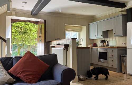 Malmesbury Cabaña | Cosy Cottage Overlooking Malmesbury Abbey