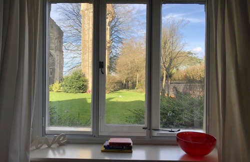 Malmesbury Cabaña | Cosy Cottage Overlooking Malmesbury Abbey
