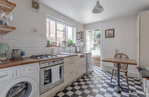 Queen's Park Apartamento | Cosy Cottage with Large Garden