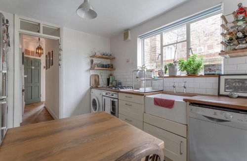 Queen's Park Apartamento | Cosy Cottage with Large Garden