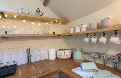 Woolfardisworthy Cabaña | Cosy Cottage, Woolsery, Pet Friendly