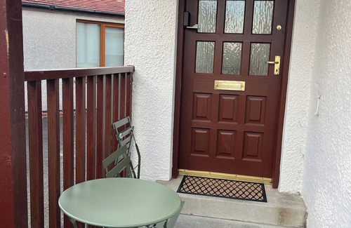 Crosshouse Cabaña | Cosy country cottage self contained free parking close to crosshouse hospital