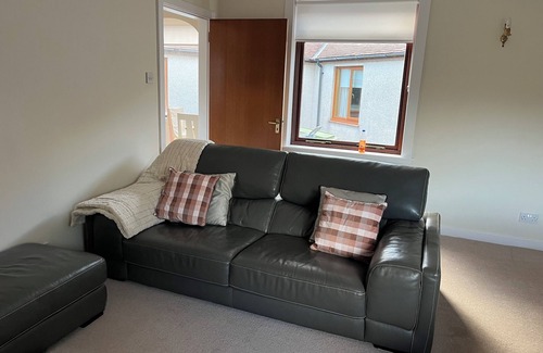 Crosshouse Cabaña | Cosy country cottage self contained free parking close to crosshouse hospital
