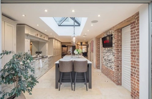 Harston Cabaña | Cosy Countryside escape with hot-tub.Perfect family break/Entertaining friends!