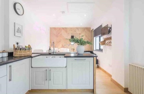 Harston Cabaña | Cosy Countryside escape with hot-tub.Perfect family break/Entertaining friends!