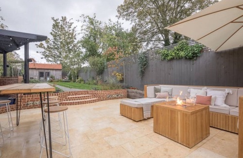 Harston Cabaña | Cosy Countryside escape with hot-tub.Perfect family break/Entertaining friends!