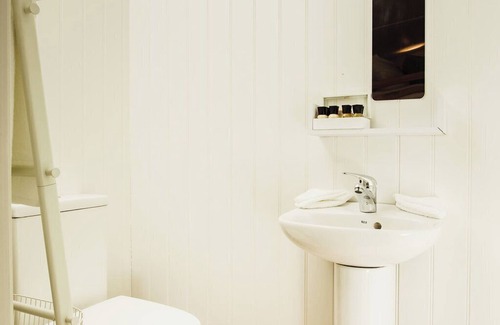 Higher Walton Cabina | Cosy en suite shepherd hut on the grounds of Historic building Samlesbury Hall