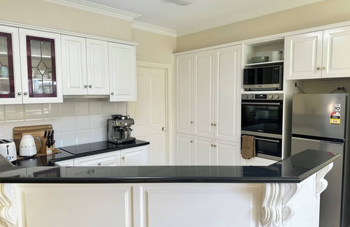 Belmont Casa | Cosy & family friendly townhouse in Belmont. Walk to river, shops & stadium.