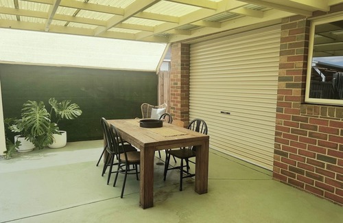 Belmont Casa | Cosy & family friendly townhouse in Belmont. Walk to river, shops & stadium.