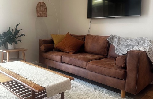 Belmont Casa | Cosy & family friendly townhouse in Belmont. Walk to river, shops & stadium.