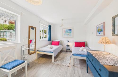 Flushing Casa | Cosy Flushing Village Home | Parking & Near Beach