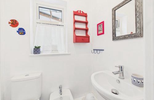 Flushing Casa | Cosy Flushing Village Home | Parking & Near Beach