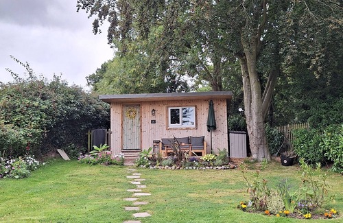 North Walsham Cabina | Cosy Garden Cabin AND Breakfast AND PET Friendly