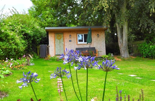 North Walsham Cabina | Cosy Garden Cabin AND Breakfast AND PET Friendly
