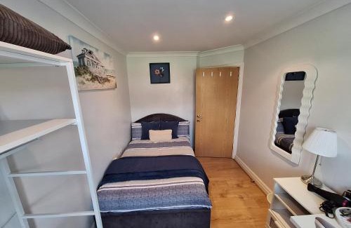 Woking Casa | Cosy Gated Room with Free Secure Parking Private Bathroom