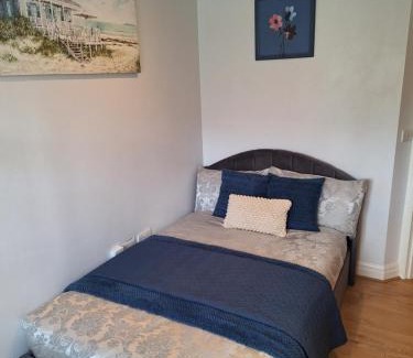 Woking Casa | Cosy Gated Room with Free Secure Parking Private Bathroom