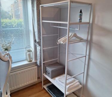 Woking Casa | Cosy Gated Room with Free Secure Parking Private Bathroom