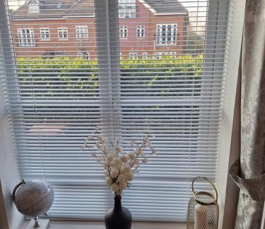 Woking Casa | Cosy Gated Room with Free Secure Parking Private Bathroom