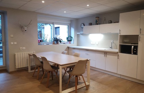 Charmes-sur-Rhone Casa | Cosy, green accommodation on ground floor