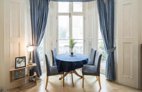 Campden Apartamento | Cosy High-ceiling Victorian flat with balcony - 2mins to Hyde Park, Kensington Palace, NottingHill, High Street Kensington,2BR 2Baths