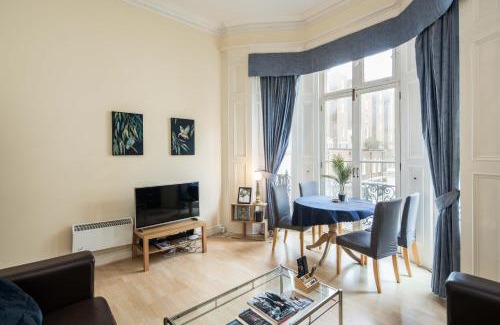 Campden Apartamento | Cosy High-ceiling Victorian flat with balcony - 2mins to Hyde Park, Kensington Palace, NottingHill, High Street Kensington,2BR 2Baths