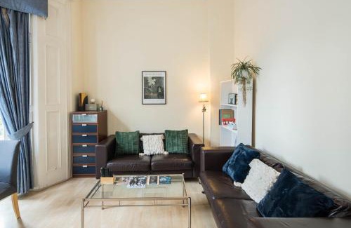 Campden Apartamento | Cosy High-ceiling Victorian flat with balcony - 2mins to Hyde Park, Kensington Palace, NottingHill, High Street Kensington,2BR 2Baths