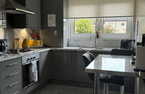 Motherwell Apartamento | Cosy HLA king court 3