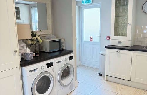 Killarney Cabaña | Cosy Home. Killarney Town Centre 5 minute walk - Free Parking/WiFi - sleeps 6