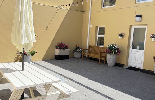 Killarney Cabaña | Cosy Home. Killarney Town Centre 5 minute walk - Free Parking/WiFi - sleeps 6