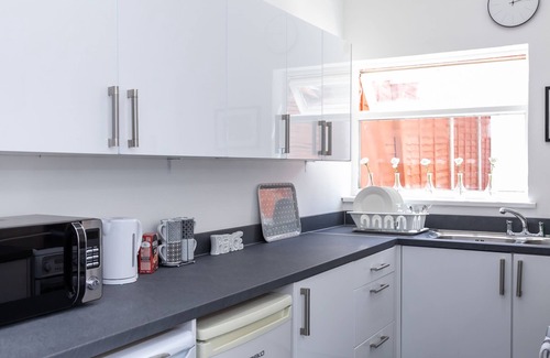 Coventry Casa | Cosy Home Near Station, Parking, Netflix, Sleeps 5