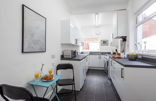 Coventry Casa | Cosy Home Near Station, Parking, Netflix, Sleeps 5