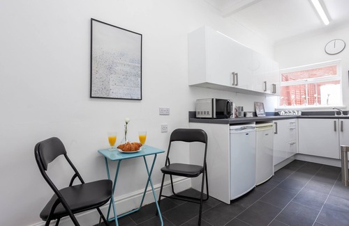Coventry Casa | Cosy Home Near Station, Parking, Netflix, Sleeps 5