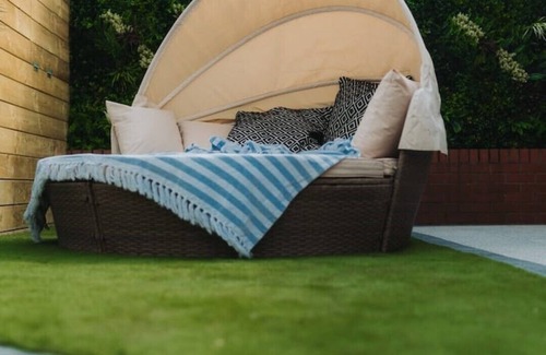 Armagh Casa | Cosy Hot Tub Getaway Bungalow