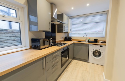 Runcorn Casa | Cosy House in Runcorn: Perfect for Families & Business Travelers! Free Parking